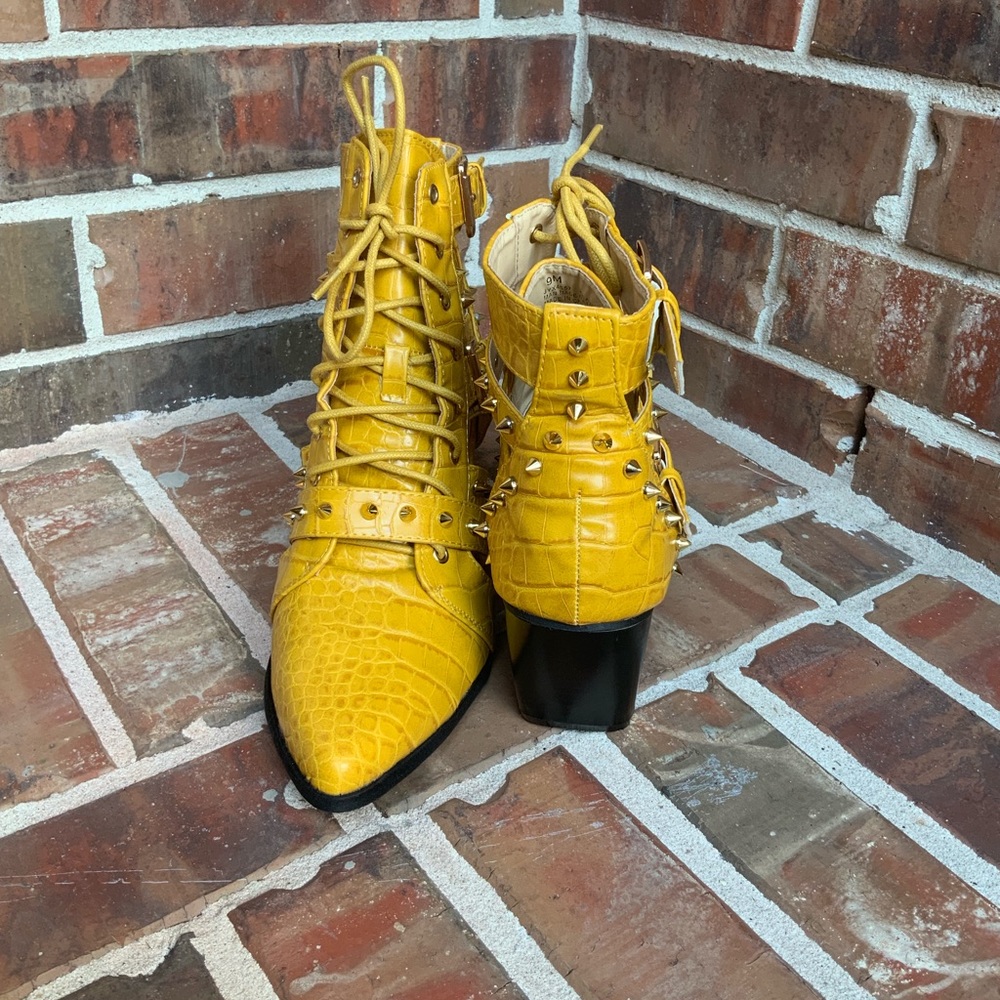 SUPER CUTE 🔥🔥🔥Spike Ankle Booties Mustard - Picture 4 of 5